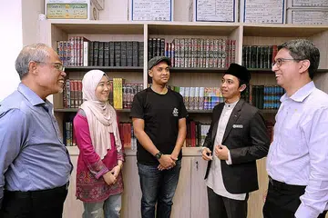 BAKAL BINA MAHLIGAI: Encik Masagos (kiri) dan Menteri Negara (Ehwal Dalam Negeri merangkap Pembangunan Negara) Profesor Madya Dr Muhammad Faishal Ibrahim (kanan) beramah-tamah bersama pasangan peserta sesi 'Bersamamu' dengan naib kadi mereka, Ustaz Ahmad Khushairi Abidin (dua dari kanan). Gambar ini dipetik pada Mac lalu. - Foto MASAGOS ZULKIFLI / FACEBOOK
