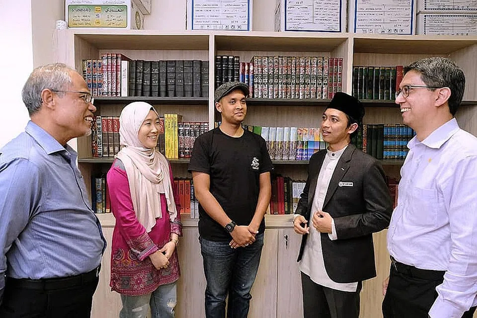 BAKAL BINA MAHLIGAI: Encik Masagos (kiri) dan Menteri Negara (Ehwal Dalam Negeri merangkap Pembangunan Negara) Profesor Madya Dr Muhammad Faishal Ibrahim (kanan) beramah-tamah bersama pasangan peserta sesi 'Bersamamu' dengan naib kadi mereka, Ustaz Ahmad Khushairi Abidin (dua dari kanan). Gambar ini dipetik pada Mac lalu. - Foto MASAGOS ZULKIFLI / FACEBOOK