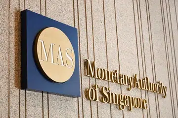 Bank pusat Singapura berkata ekonomi terus menunjukkan daya ketahanan walaupun terkesan dengan tarif Amerika Syarikat.