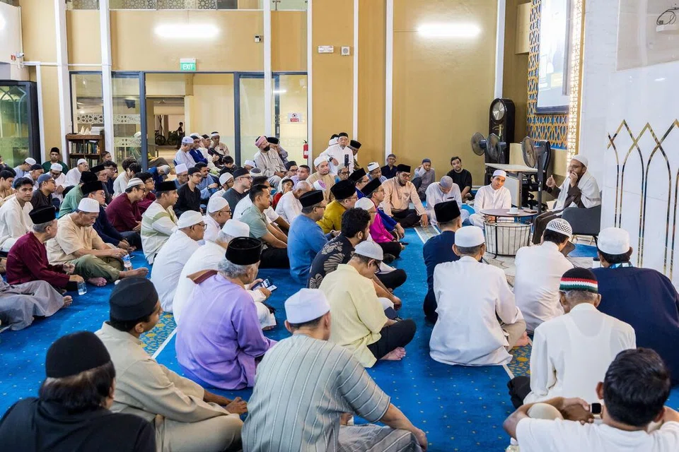 Jemaah di Masjid Darul Ghufran berkumpul selepas solat tarawih pada 6 Mac bagi menghadiri acara Tazkirah Nuzul Quran, yang menekankan penghayatan lebih mendalam terhadap Al-Quran.