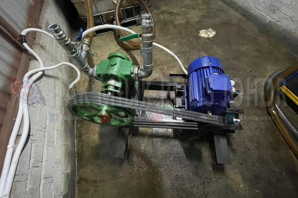 BARANG RAMPASAN: Antara alatan yang digunakan dalam kegiatan menyeleweng diesel bersubsidi oleh seorang lelaki di Kawasan Perindustrian Seri Purnama, Johor Bahru, pada awal pagi Jumaat lalu.