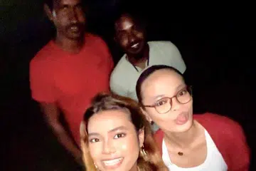 Cik Nur Safira Mohamed Muzamil (bawah, kiri) bersama rakannya, Cik Mass Alyssa Massyanto bergambar dengan dua pekerja migran, Dheena (atas,  kiri) dan Arul.