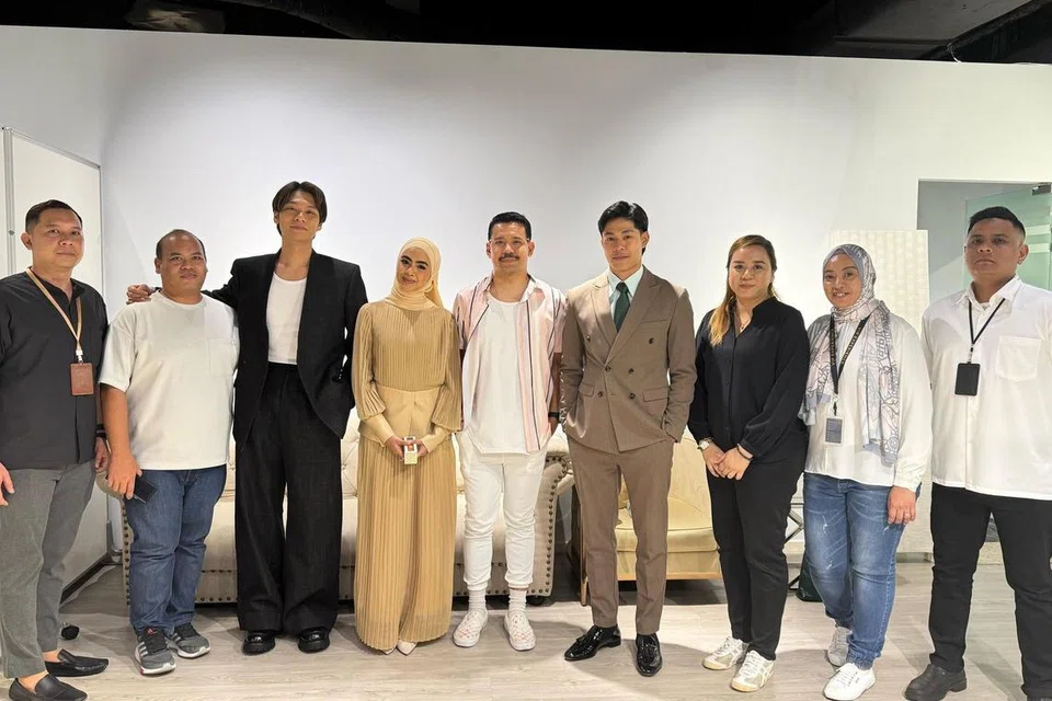 Pencinta drama Malaysia dari Singapura yang terdiri daripada (dari kiri) Encik Abdul Hafiz Mohd Yusoff, Encik Suherman Suradi, Encik Halil Nasil (lima dari kiri), (dari kanan) Encik Encik Nurbilal Mohamed Aznan, Cik Jamaliah Ahmad Shah dan Cik Raja Norhaslinda Raden Nasseruddin, mengusahakan satu pertemuan bersama pelakon Malaysia, Nadhir Nasar (tiga dari kiri), Erysha Emyra (empat dari kiri) dan Meerqeen (empat dari kanan) di Casa Bayu pada 15 Februari.