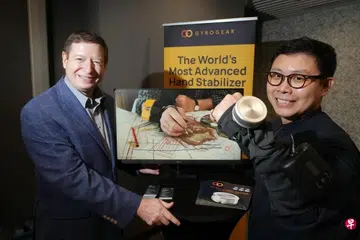 Pengasas dan Ketua Pegawai Eksekutif GyroGear™, Dr Faii Ong (kiri), telah membina GyroGlove™ iaitu teknologi sarung tangan yang boleh memperbaiki mutu kehidupan pesakit yang mengalami gegaran tangan seperti mereka yang mengalami sakit Parkinson atau masalah gegaran, Essential Tremor.  