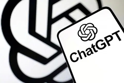 MENDAHULUI SYARIKAT TEKNOLOGI BESAR: Kini lebih ramai yang menggunakan chatbot ChatGPT bagi keperluan mereka langsung menjadikannya 'ancaman' kepada syarikat teknologi besar lain seperti Google dan Apple. - Foto REUTERS