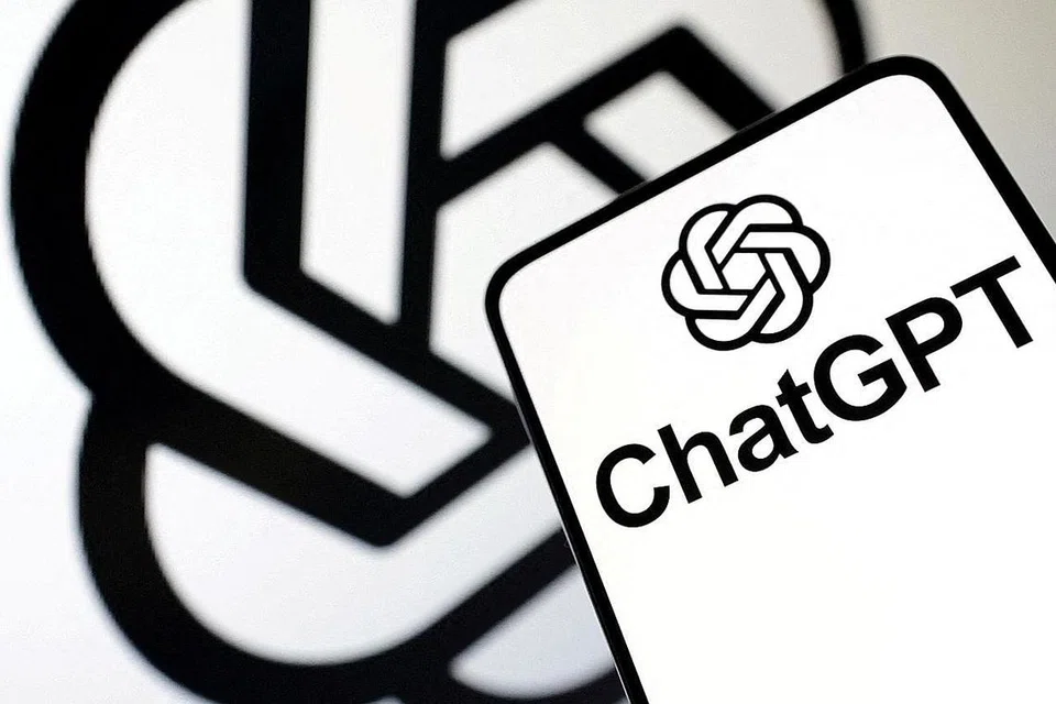 MENDAHULUI SYARIKAT TEKNOLOGI BESAR: Kini lebih ramai yang menggunakan chatbot ChatGPT bagi keperluan mereka langsung menjadikannya 'ancaman' kepada syarikat teknologi besar lain seperti Google dan Apple. - Foto REUTERS