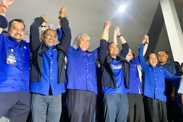 Pengerusi Barisan Nasional merangkap Presiden Umno, Datuk Seri Dr Ahmad Zahid Hamidi (tiga dari kiri), bersama Menteri Besar Johor, Datuk Onn Hafiz Ghazi (empat dari kanan), meraikan kemenangan Barisan Nasional yang memenangi 48 daripada 56 kerusi Dewan Undangan Negeri (DUN) Johor.