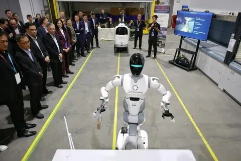 Sebuah kemudahan bagi penyelenggaraan, pembaikan dan baik pulih (MRO) kerangka pesawat baharu, $170 juta menggajikan lebih 500 pekerja, teknologi dron serta robot, ST Engineering di Singapura