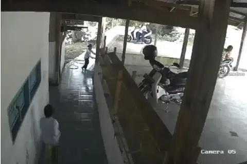 NYAWA TERKORBAN: Seorang kanak-kanak lelaki maut selepas dihempap tembok sebuah masjid ketika mengambil wuduk.