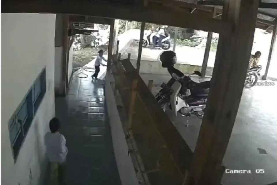NYAWA TERKORBAN: Seorang kanak-kanak lelaki maut selepas dihempap tembok sebuah masjid ketika mengambil wuduk.
