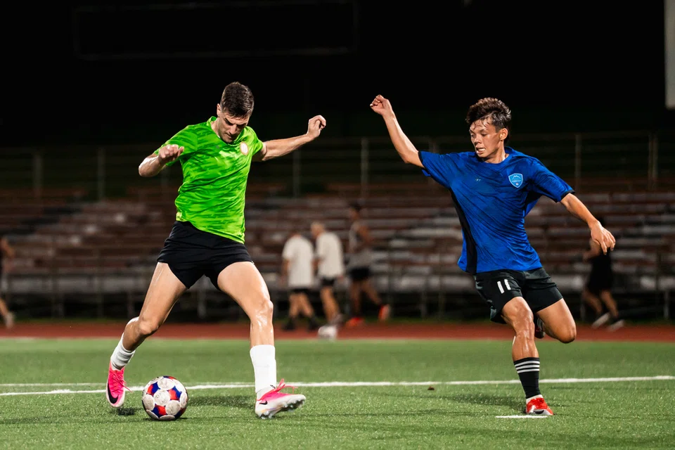 Penyerang baharu Geylang International, Dejan Racic (kiri), membawa pengalaman beliau beraksi di Indonesia ke Liga Perdana Singapura (SPL). Beliau berkata pengalaman tersebut menjadikan beliau lebih berdisiplin dan dahagakan kejayaan.