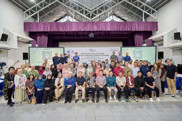 Menteri Bertanggungjawab bagi Ehwal Masyarakat Islam, Encik Masagos Zulkifli Masagos Mohamad (duduk, tengah), bersama (duduk, dari lima dari kiri) pengerusi Majlis Jawatankuasa Eksekutif Kegiatan Melayu Persatuan Rakyat (PA Mesra), Cik Amatul Jameel Suhani Sujari; Anggota Parlimen (AP) GRC Bishan-Toa Payoh, Encik Saktiandi Supaat;  Menteri Negara Kanan (Pertahanan merangkap Tenaga Manusia), Encik Zaqy Mohamad; dan AP GRC Jalan Besar, Dr Wan Rizal Wan Zakariah menjawab pelbagai soalan pemimpin masyarakat semasa Dialog Pasca-Belanjawan M³ anjuran PA Mesra di Kelab Masyarakat Tampines West pada 22 Mac.