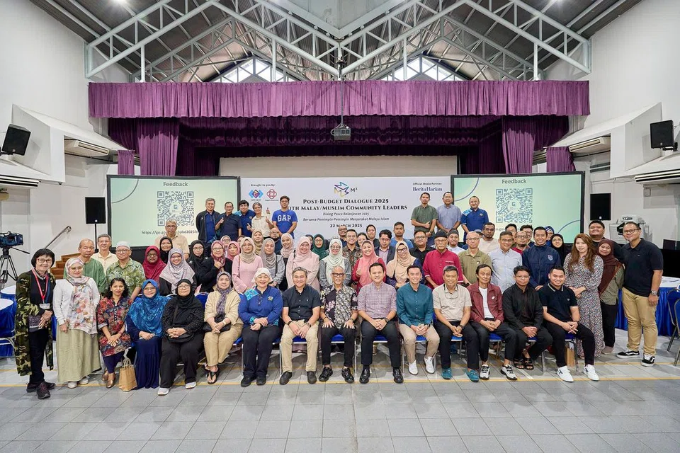 Menteri Bertanggungjawab bagi Ehwal Masyarakat Islam, Encik Masagos Zulkifli Masagos Mohamad (duduk, tengah), bersama (duduk, dari lima dari kiri) pengerusi Majlis Jawatankuasa Eksekutif Kegiatan Melayu Persatuan Rakyat (PA Mesra), Cik Amatul Jameel Suhani Sujari; Anggota Parlimen (AP) GRC Bishan-Toa Payoh, Encik Saktiandi Supaat;  Menteri Negara Kanan (Pertahanan merangkap Tenaga Manusia), Encik Zaqy Mohamad; dan AP GRC Jalan Besar, Dr Wan Rizal Wan Zakariah menjawab pelbagai soalan pemimpin masyarakat semasa Dialog Pasca-Belanjawan M³ anjuran PA Mesra di Kelab Masyarakat Tampines West pada 22 Mac.