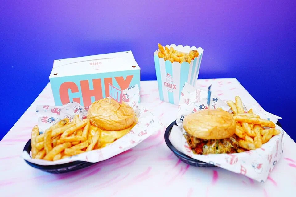 Antara hidangan baru istimewa di cawangan Chix Hot Chicken di Prinsep Street ialah burger, ‘Chix Corden Bleu’, $14.90 (kiri) dan ‘Miss Alabama’, $14.50. 
