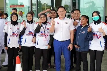 Pengerusi Jawatankuasa Kesihatan dan Alam Sekitar Johor, Encik Ling Tian Soon (tengah), bersama anggota Southern Volunteers yang digerakkan bagi membantu pengoperasian hospital.