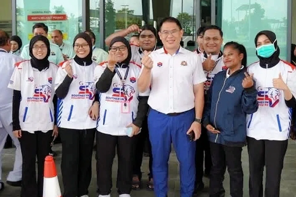 Pengerusi Jawatankuasa Kesihatan dan Alam Sekitar Johor, Encik Ling Tian Soon (tengah), bersama anggota Southern Volunteers yang digerakkan bagi membantu pengoperasian hospital.