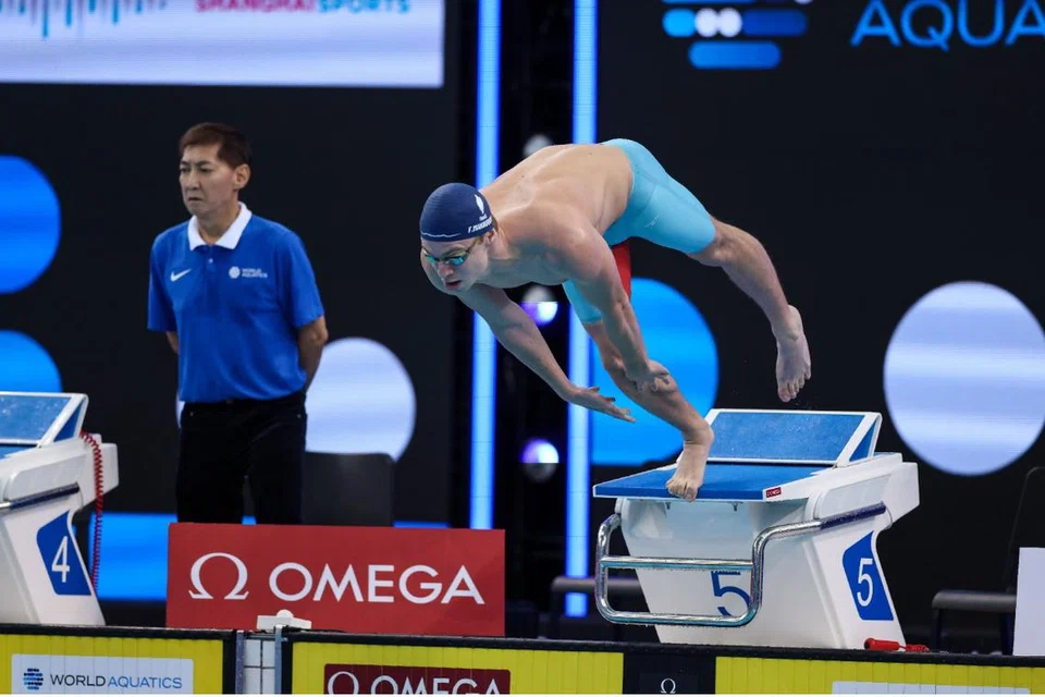 Perenang lelaki dari Perancis, Encik Leon Marchand, semasa menyertai Piala Dunia Renang 2024. 