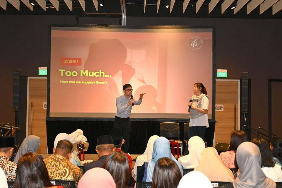 Semasa acara PPIS Harmony Raya 2026 yang berlangsung di Wisma Geylang Serai pada 11 April, para hadirin bukan sekadar menyaksikan pelakonan tentang cabaran wanita, malah dapat berinteraksi bersama pelakon dan melibatkan diri dalam sketsa yang diadakan. 