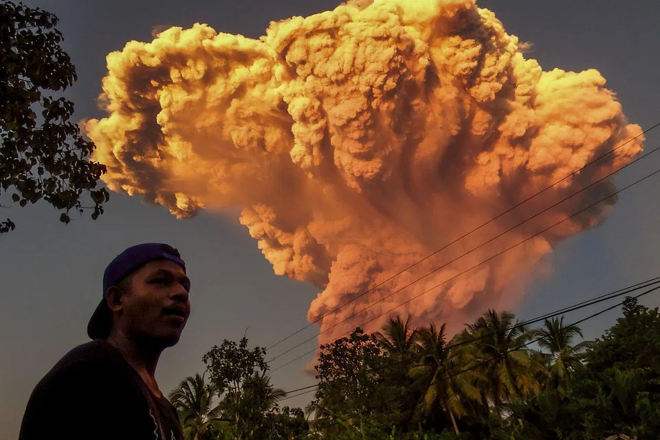 Gunung Lewotobi Laki-Laki – gunung berapi berkembar setinggi 1,703 meter di timur Pulau Flores dekat Bali – meletus pada 17 Jun, dengan pihak berkuasa menaikkan tahap amaran ke tahap tertinggi.