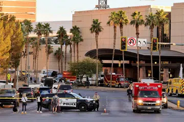 Sebuah kenderaan polis Jabatan Polis Metropolitan Las Vegas menghalang jalan berhampiran Trump International Hotel & Tower selepas trak, Tesla Cybertruck, meletup di hadapan pintu masuk hotel itu pada 1 Januari 2025.