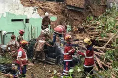 Anggota Jabatan Bomba dan Penyelamat Pulau Pinang mengambil masa tiga jam untuk mengeluarkan mangsa yang terbabit dalam insiden pokok tumbang di Lebuh Gereja, Georgetown, Pulau Pinang, pada 18 September.
