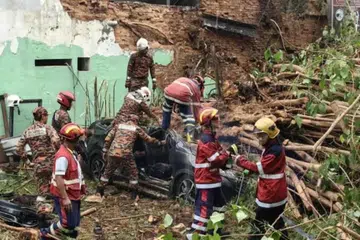Anggota Jabatan Bomba dan Penyelamat Pulau Pinang mengambil masa tiga jam untuk mengeluarkan mangsa yang terbabit dalam insiden pokok tumbang di Lebuh Gereja, Georgetown, Pulau Pinang, pada 18 September.