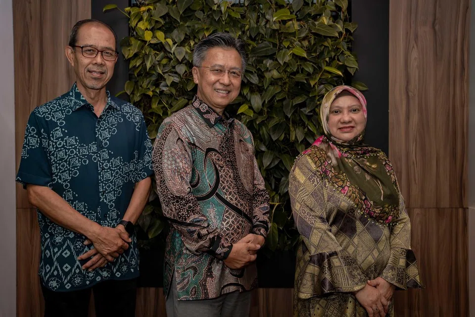 PENGERUSI BERSAMA: (Dari kiri) Ketua di Jabatan Bahasa dan Budaya Asia, Institut Pendidikan Nasional (NIE), Profesor Madya Mohd Mukhlis Abu Bakar; pengetua Sekolah Menengah Westwood, yang juga penasihat Persatuan Guru Bahasa Melayu (PGBM), Encik Abdul Harris Sumardi; dan 
Timbalan Pengarah, Cawangan Bahasa Ibunda, Bahagian Perancangan dan Pembangunan Kurikulum, Kementerian Pendidikan (MOE), Cik Salbiah Abas, di sesi taklimat Anugerah Guru Arif Budiman (Agab) 2024 baru-baru ini.