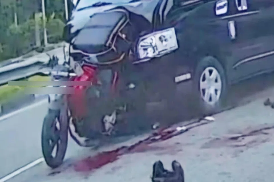 Penunggang motosikal, 38 tahun,  meninggal dunia dalam kemalangan dengan sebuah van mini di Jurong East.