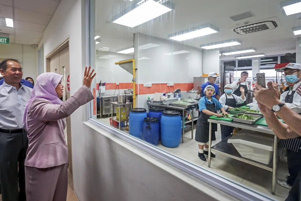 BANGUN MASYARAKAT INKLUSIF: Puan Halimah Yacob mengunjungi Persatuan Golongan Kurang Upaya (APSN) untuk meninjau bagaimana golongan yang menghadapi daya intelek lemah dipersiap bagi menghadapi dunia pekerjaan pada 15 September 2017 - acara pertama menyusuli pemilihan beliau selaku Presiden.