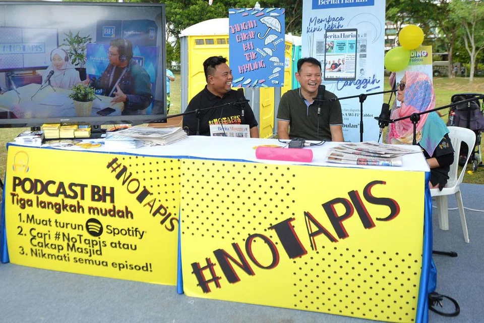 'PODCAST' BERGERAK: Sebagai salah satu aktiviti interaktif yang ditawarkan, Berita Harian telah mengadakan rakaman 'podcast on-the-go' bersama hos #NoTapis Suhaimi Yusof dan Shahida Sarhid. Antara tetamu undangan termasuk Timbalan Pengerusi Mendaki, Encik Zaqy Mohamad (tengah). - Foto BH oleh KELLY HUI