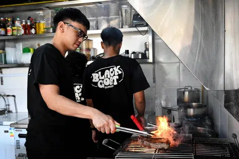 Pemilik Blackgoat, Encik Fikri Amin Rohaimi, memanggang daging ‘striploin’ hingga tahap ‘medium rare’.
