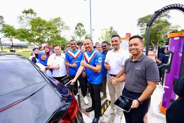Pengerusi Jawatankuasa Perumahan dan Kerajaan Tempatan Johor, Datuk Mohd Jafni Md Shukor (empat dari kanan), ketika merasmikan stesen pengecasan kenderaan elektrik di Mersing Harbour Centre.