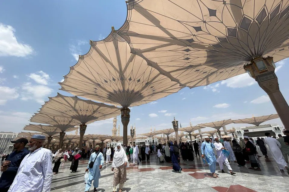 SALAM DARI MASJID NABAWI: Wartawan Encik Muhaimin Suzaini kini sudah tiba di Madinah selepas menaiki kereta api kelajuan tinggi dari Jeddah.