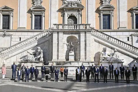 MESYUARAT G-20: Menteri Kesihatan dari ekonomi terbesar dunia diundang ke Rome, Italy untuk menilai kesan pandemik ini terhadap usaha global membasmi kemiskinan dan penyakit. Turut hadir di mesyuarat tersebut ialah Menteri Kesihatan Singapura Ong Ye Kung. - Foto EPA