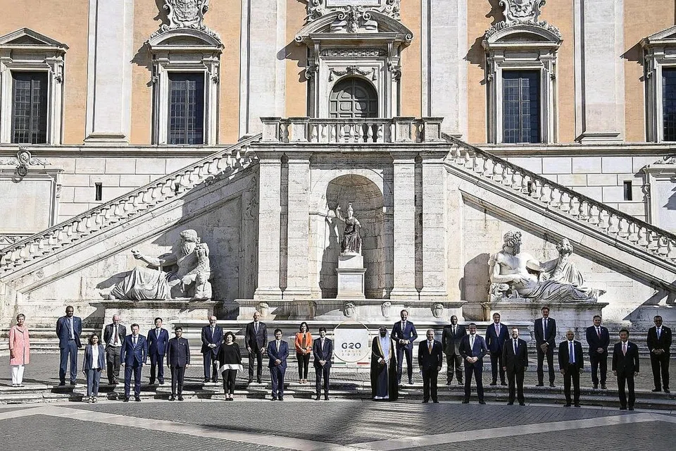 MESYUARAT G-20: Menteri Kesihatan dari ekonomi terbesar dunia diundang ke Rome, Italy untuk menilai kesan pandemik ini terhadap usaha global membasmi kemiskinan dan penyakit. Turut hadir di mesyuarat tersebut ialah Menteri Kesihatan Singapura Ong Ye Kung. - Foto EPA
