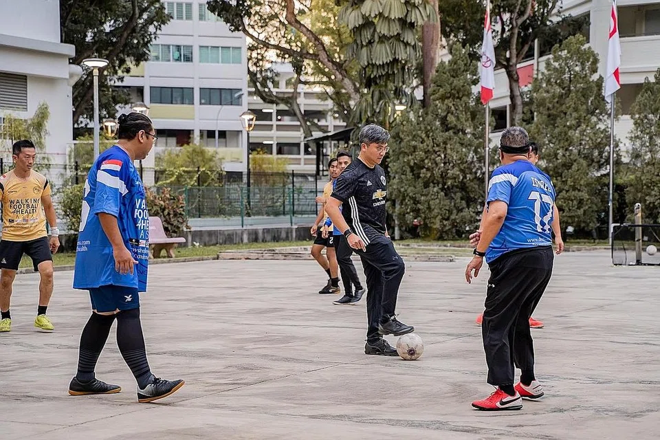 MAIN BOLA TANPA BERLARI: Encik Saktiandi (tengah) turun ke padang bermain bola dengan pasukan Persatuan Bola Sepak Berjalan Untuk Kesihatan kelmarin. - Foto BH oleh NUR DIYANA TAHA