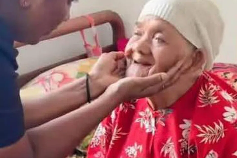 Cik Mahaletchumi Packiam Nathan, 47 tahun, berkata beliau mengenali nenek itu sejak tahun 2021 dan terus menjaga hubungan mesra mereka sehingga hari ini.