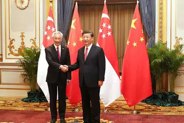Encik Lee (kiri) bertemu Encik Xi semasa sidang Apec di Bangkok.
