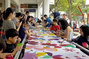 GOTONG-ROYONG: Sekitar 1,000 penduduk setempat bekerjasama bagi mencatatkan rekod baru dalam Buku Rekod Singapura. - Foto NAFA