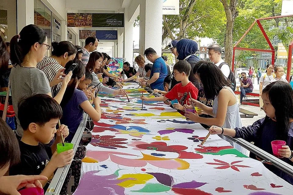 GOTONG-ROYONG: Sekitar 1,000 penduduk setempat bekerjasama bagi mencatatkan rekod baru dalam Buku Rekod Singapura. - Foto NAFA