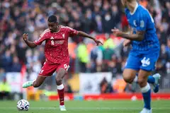 Pemain Liverpool, Alexander Isak (kiri), berjaya menjaringkan gol pada minit ke-21 perlawanan Liga Perdana England (EPL) menentang Brighton & Hove Albion di Liverpool, pada 25 Oktober.