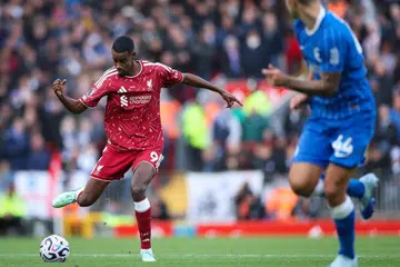 Pemain Liverpool, Alexander Isak (kiri) beraksi pada perlawanan Liga Perdana England (EPL) menentang Brighton & Hove Albion di Liverpool, Britain, pada 25 Oktober. Beliau berjaya menjaringkan gol pada minit ke-21 perlawanan.