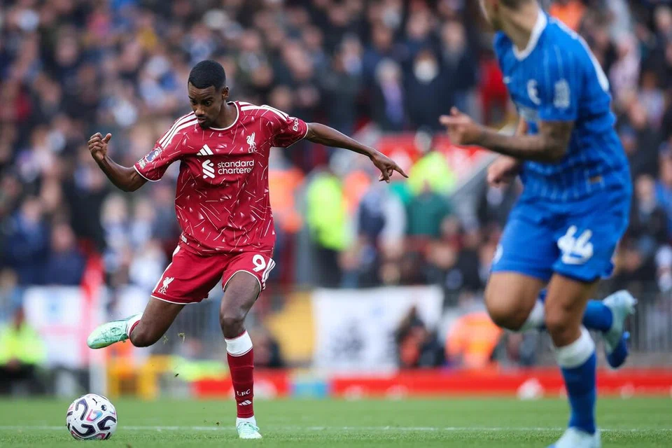 Pemain Liverpool, Alexander Isak (kiri) beraksi pada perlawanan Liga Perdana England (EPL) menentang Brighton & Hove Albion di Liverpool, Britain, pada 25 Oktober. Beliau berjaya menjaringkan gol pada minit ke-21 perlawanan.