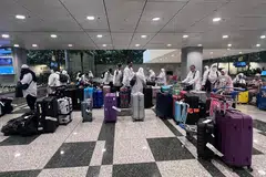 PENERBANGAN DITUNDA: Jemaah yang seharusnya berlepas ke Jeddah pada Jumaat mengambil bagasi mereka setelah mendapat tahu penerbangan terpaksa ditunda disebabkan masalah teknikal. 