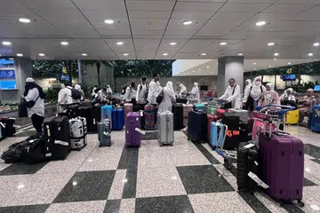 PENERBANGAN DITUNDA: Jemaah yang seharusnya berlepas ke Jeddah pada Jumaat mengambil bagasi mereka setelah mendapat tahu penerbangan terpaksa ditunda disebabkan masalah teknikal. 
