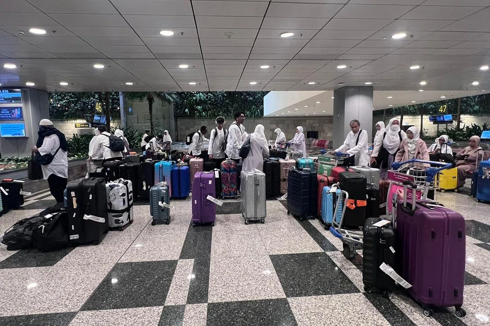 PENERBANGAN DITUNDA: Jemaah yang seharusnya berlepas ke Jeddah pada Jumaat mengambil bagasi mereka setelah mendapat tahu penerbangan terpaksa ditunda disebabkan masalah teknikal. 