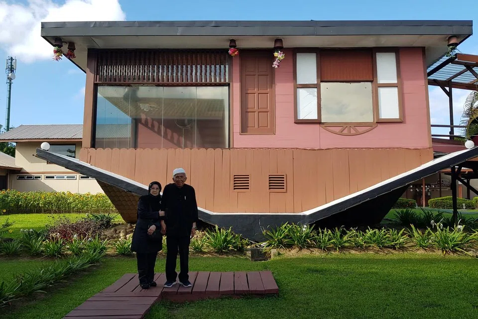 Pelik tapi benar. Inilah antara tarikan di Sabah yang merupakan  Rumah Terbalik dengan semua perabot dan perkakas di dalam rumah itu dalam keadaan terbalik.
