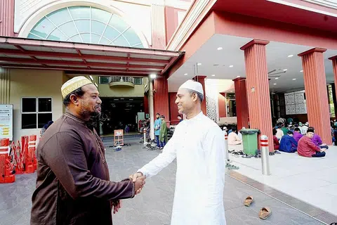 Encik Anwarul Islam (kiri), dan Encik Mejbah, merupakan sukarelawan Masjid  Assyakirin yang sama-sama menyingsing lengan dalam memastikan urusan solat Aidiladha di masjid berkenaan berjalan lancar.