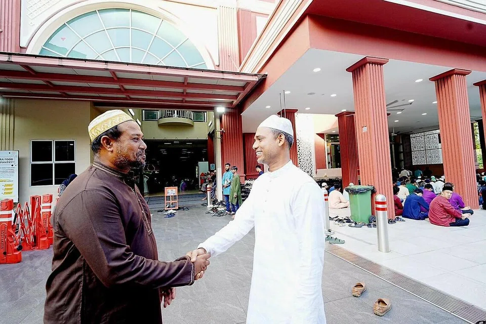 Encik Anwarul Islam (kiri), dan Encik Mejbah, merupakan sukarelawan Masjid  Assyakirin yang sama-sama menyingsing lengan dalam memastikan urusan solat Aidiladha di masjid berkenaan berjalan lancar.