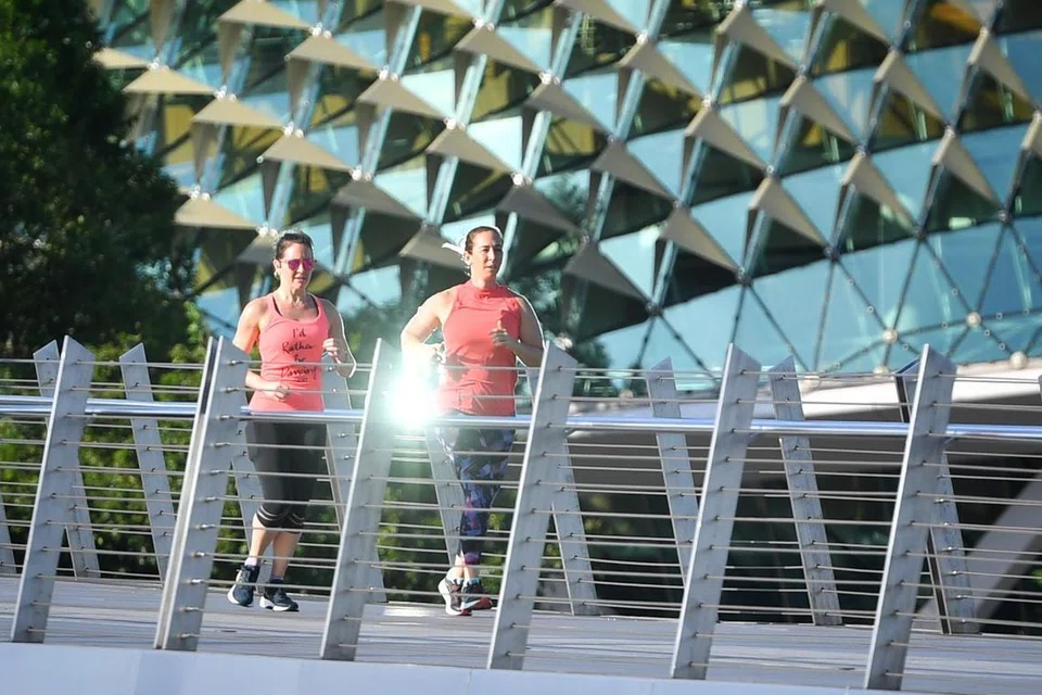 Berlari-lari anak di tengah-tengah cuaca terik di kawasan Esplanade Teater Di Persisiran (gambar hiasan).
